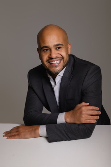 Dr. Pedro Mendes Filho, nefrologista, sorrindo durante atendimento
