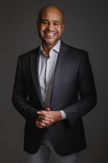 Dr. Pedro Mendes Filho, nefrologista, sorrindo em estúdio, braços cruzados