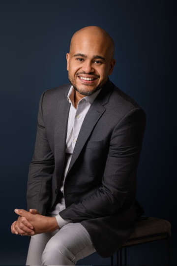 Dr. Pedro Mendes Filho, nefrologista, sorrindo em estúdio